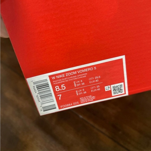 Nike metallic Vomeros 8.5 W/ 7M - Picture 2 of 3